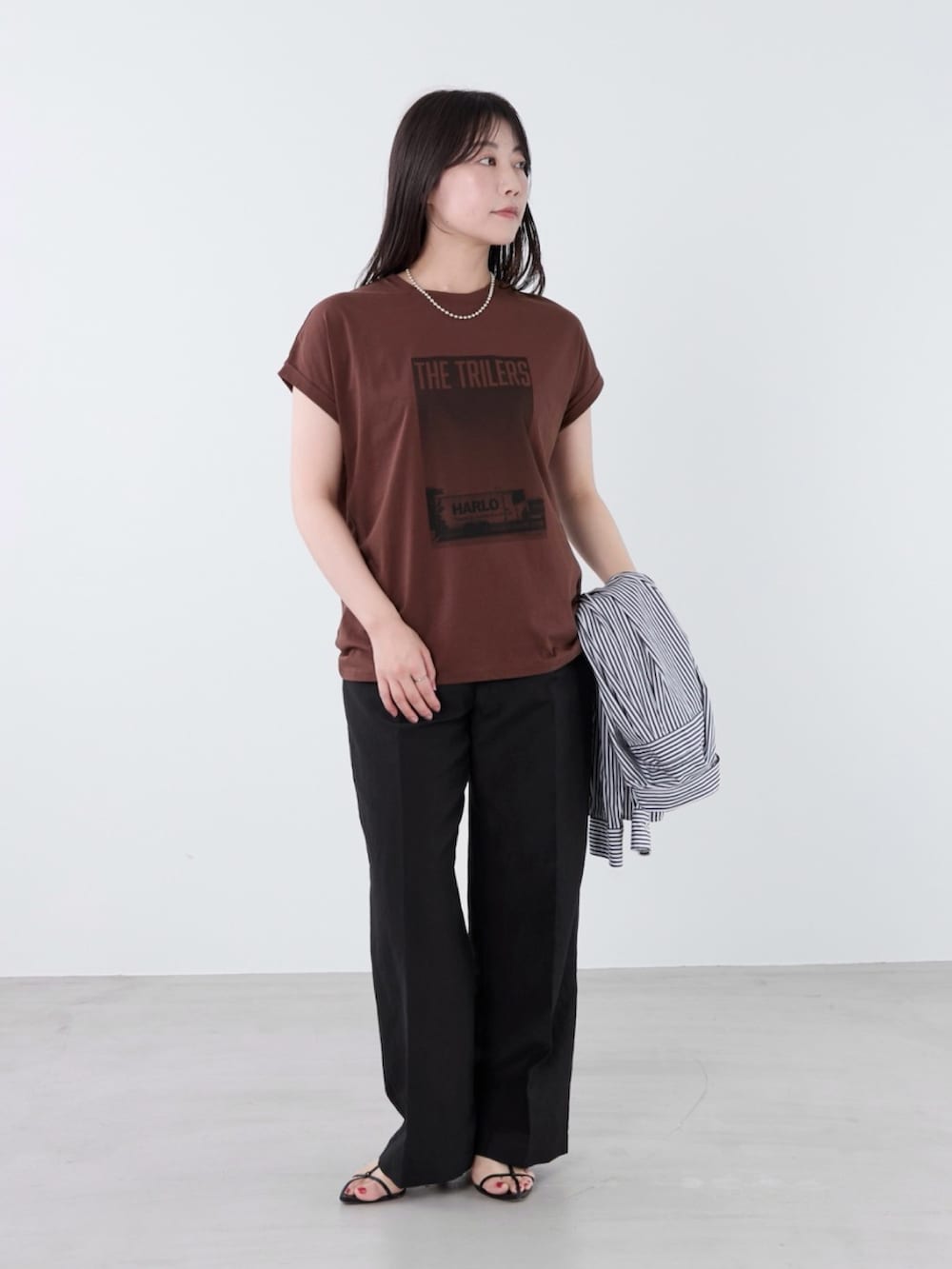 ブラウン系のTシャツ/カットソーを着用したレディースの夏コーディネートの3枚目の写真