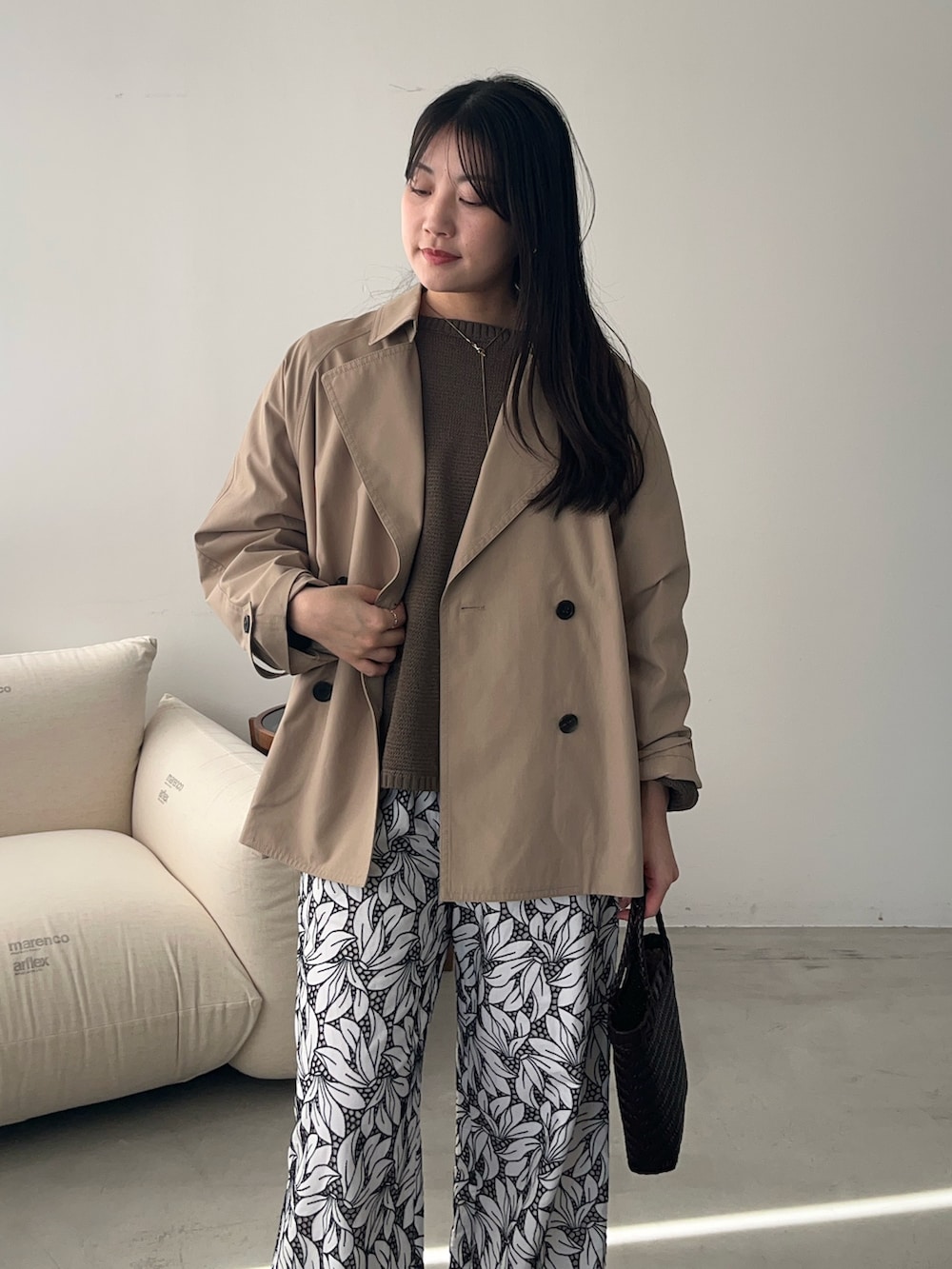 ベージュ系のトレンチコート、その他のその他パンツを着用したレディースの春コーディネートの3枚目の写真