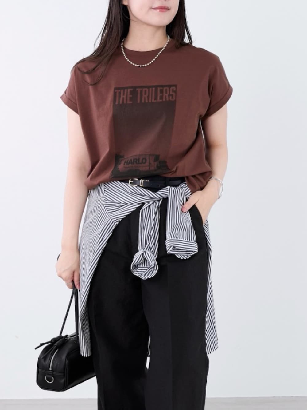 ブラウン系のTシャツ/カットソーを着用したレディースの夏コーディネートの6枚目の写真