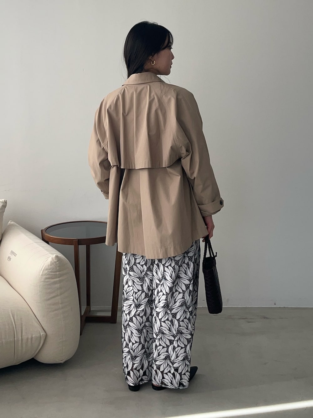 ベージュ系のトレンチコート、その他のその他パンツを着用したレディースの春コーディネートの5枚目の写真