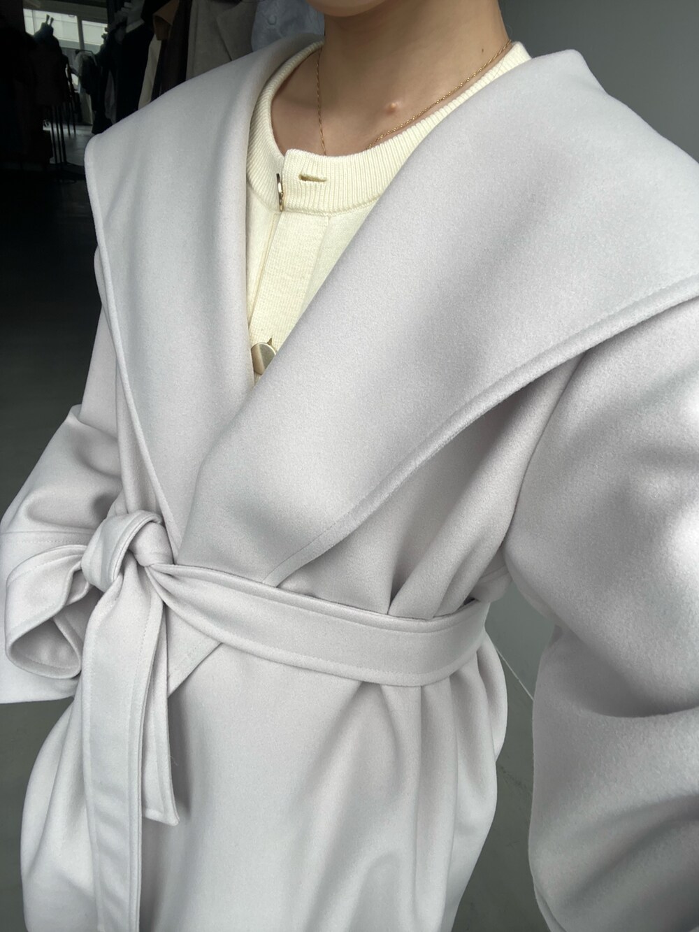 ベージュ系のその他アウター、ホワイト系のスカートを着用したレディースの秋コーディネートの4枚目の写真