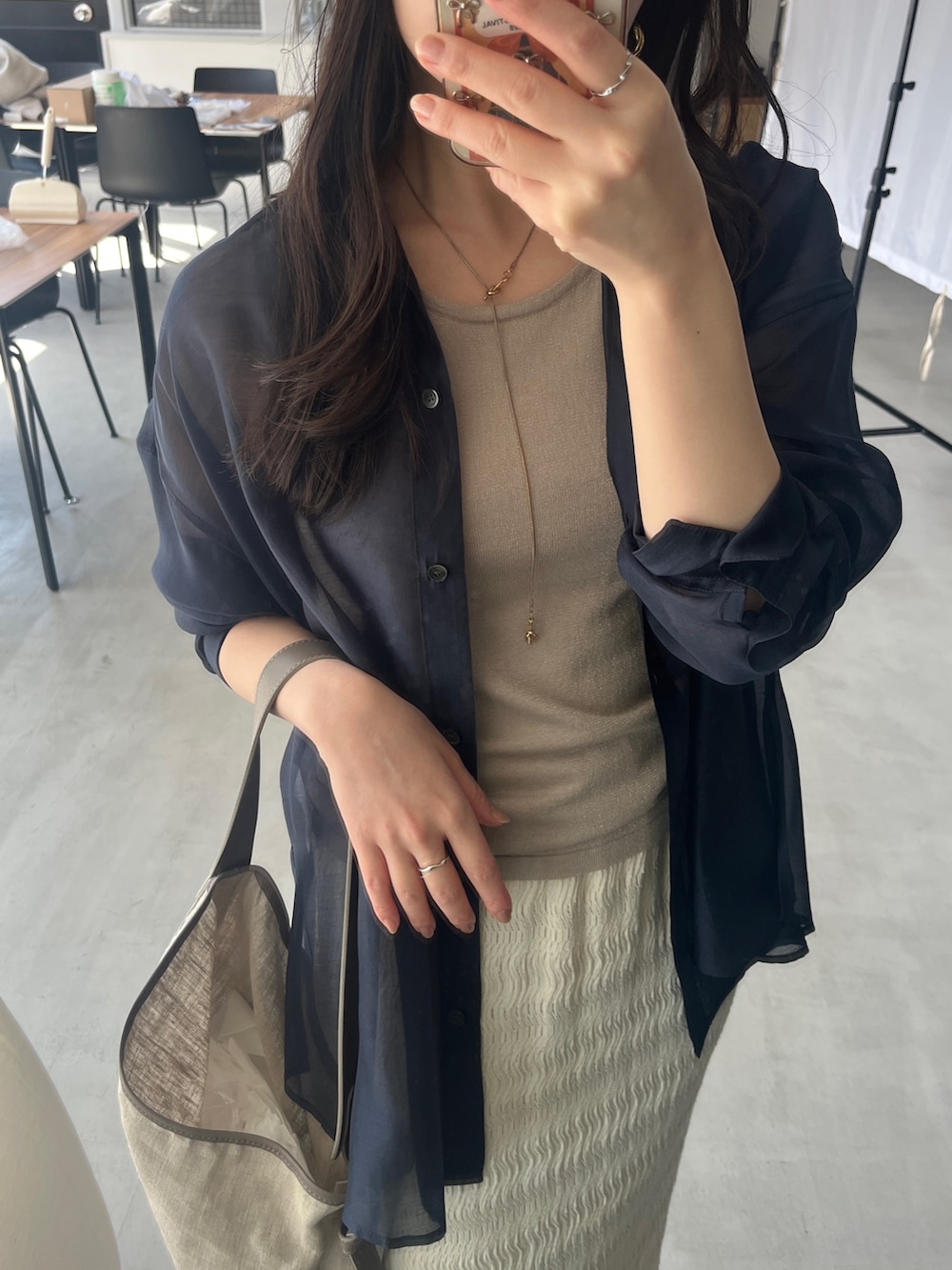 ブルー系のシャツ/ブラウス、ブラウン系のタンクトップを着用したレディースの春コーディネートの4枚目の写真