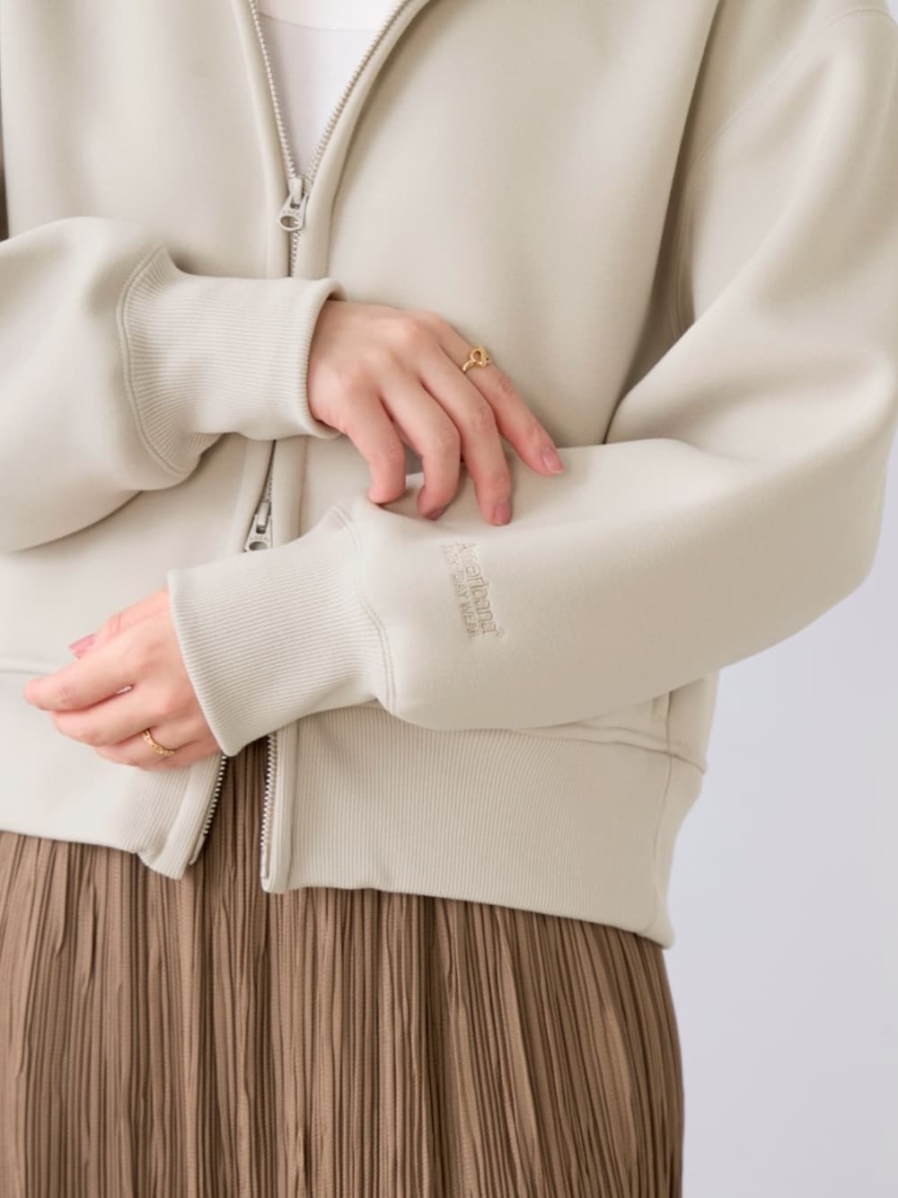 ベージュ系のパーカー、ベージュ系のスカートを着用したレディースの春コーディネートの4枚目の写真