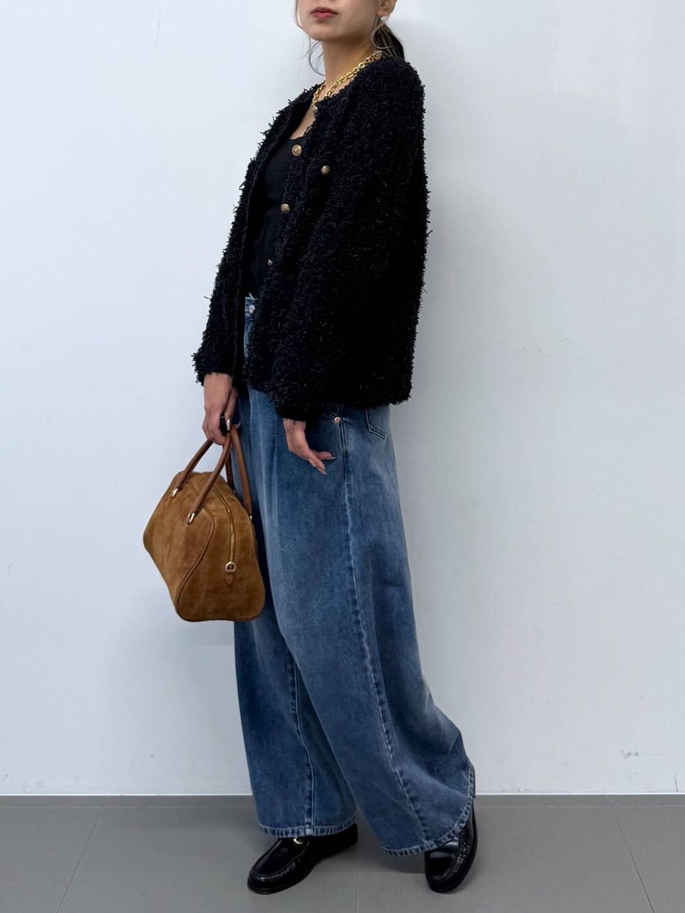 ブルー系のデニムパンツ、ブルー系のカーディガン/ボレロ、ブラック系のローファーを着用したレディースの冬コーディネートの3枚目の写真