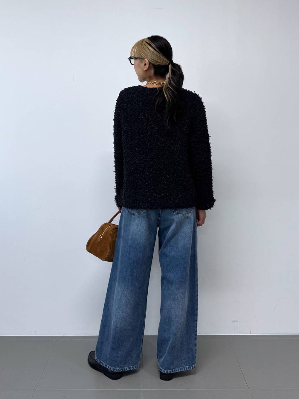 ブルー系のデニムパンツ、ブルー系のカーディガン/ボレロ、ブラック系のローファーを着用したレディースの冬コーディネートの4枚目の写真