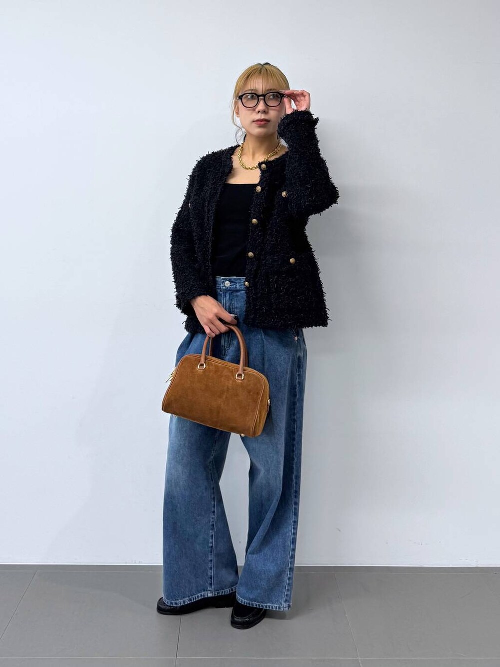 ブルー系のデニムパンツ、ブルー系のカーディガン/ボレロ、ブラック系のローファーを着用したレディースの冬コーディネートの2枚目の写真