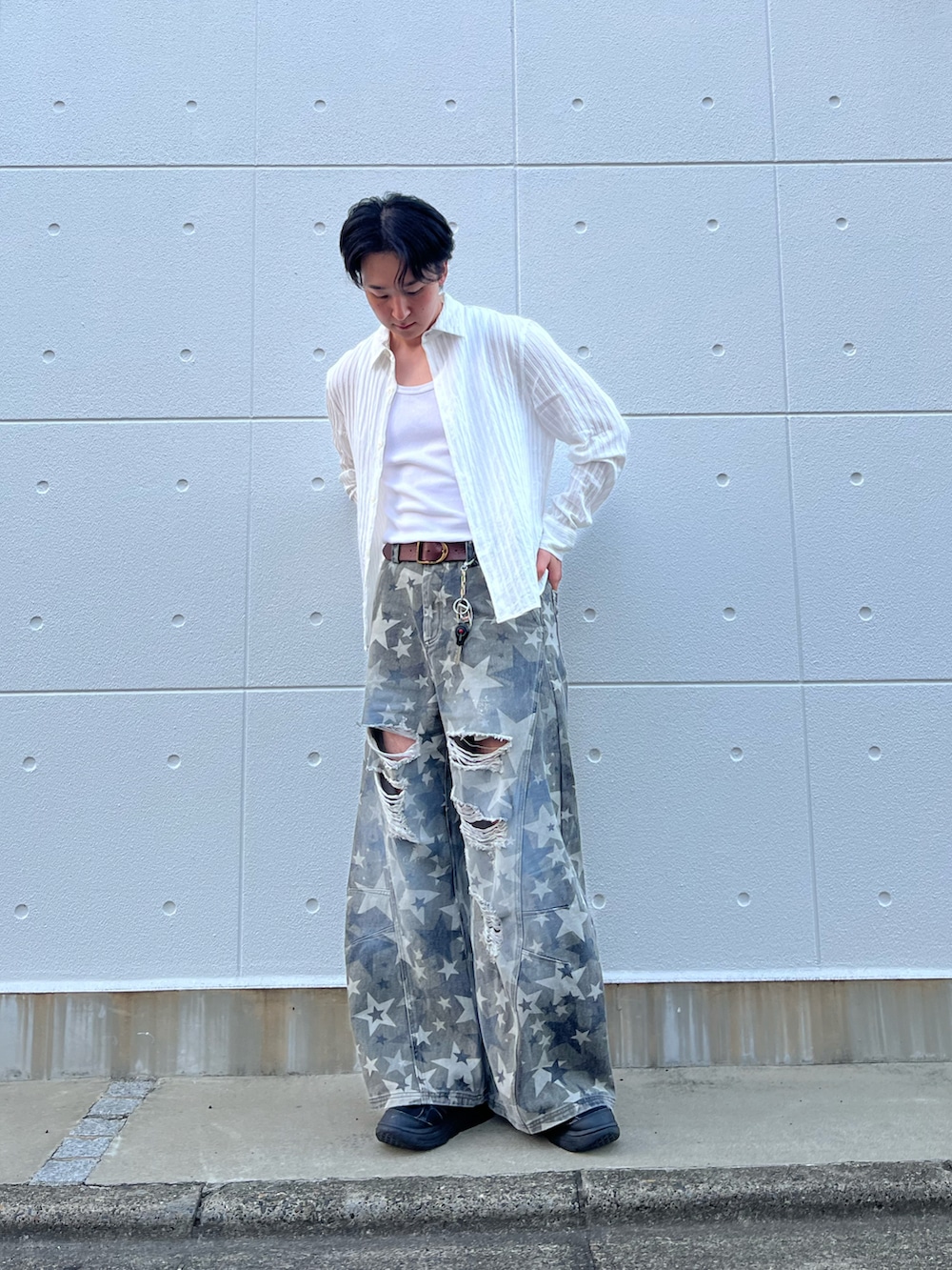 ホワイト系のシャツ/ブラウス、ホワイト系のタンクトップ、ブルー系のデニムパンツを着用したメンズの秋コーディネートの2枚目の写真