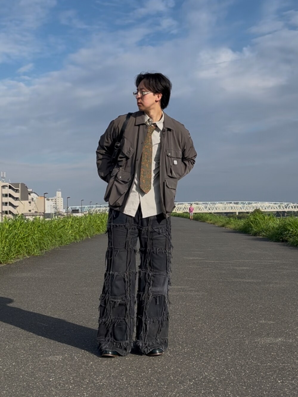グレー系のシャツ/ブラウス、グレー系のジャケット/アウター、ブラック系のデニムパンツを着用したメンズの秋コーディネートの3枚目の写真