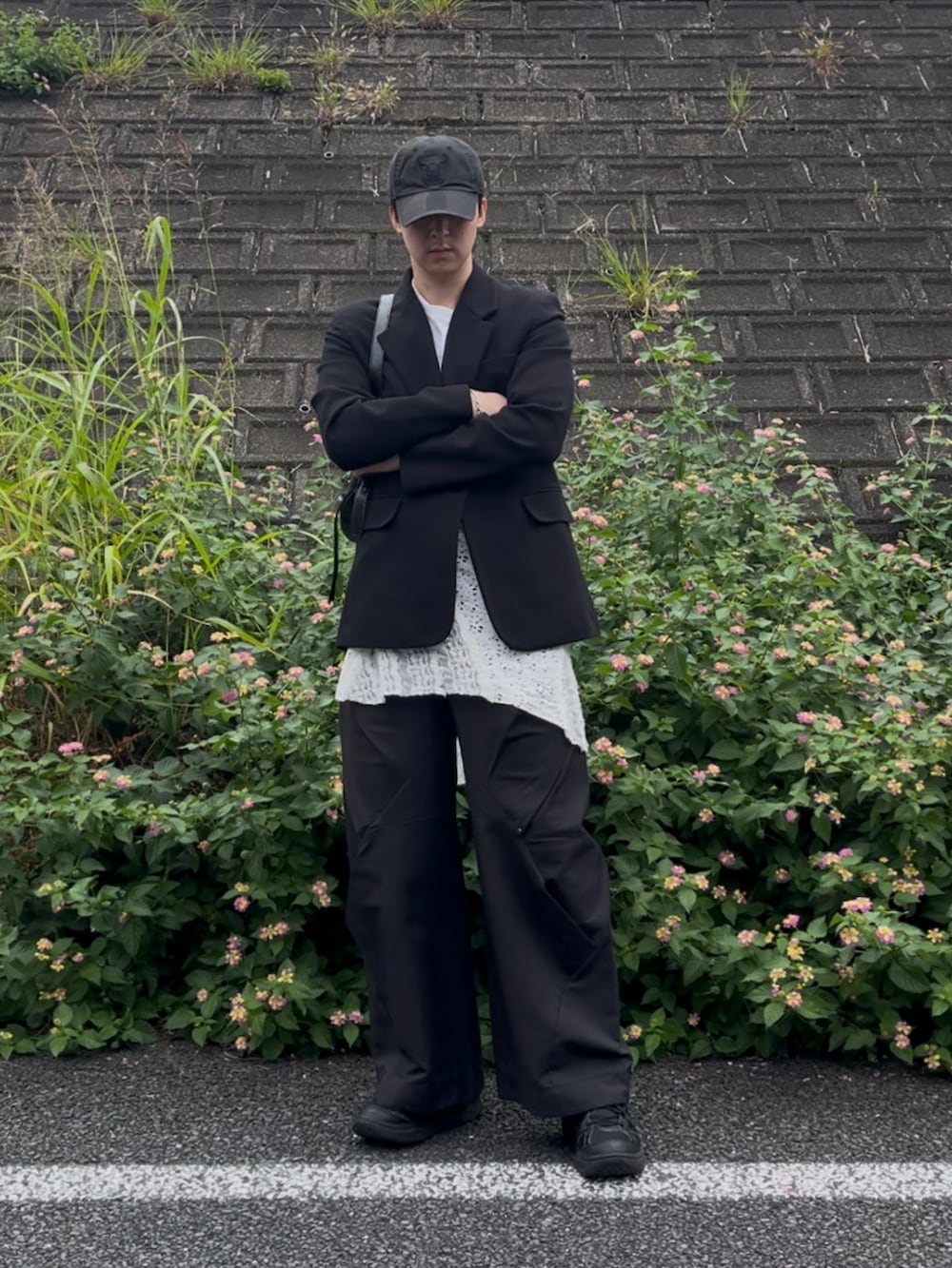 ホワイト系のスカート、ブラック系のジャケット/アウター、ブラック系のパンツを着用したメンズの秋コーディネートの2枚目の写真