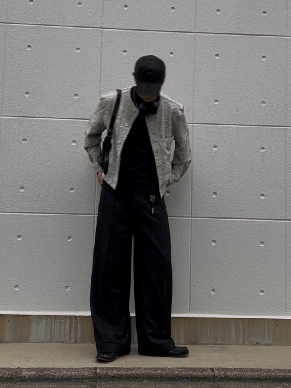 ホワイト系のジャケット/アウター、ブラック系のパンツ、ブラック系のTシャツ/カットソーを着用したメンズの秋コーディネートの2枚目の写真