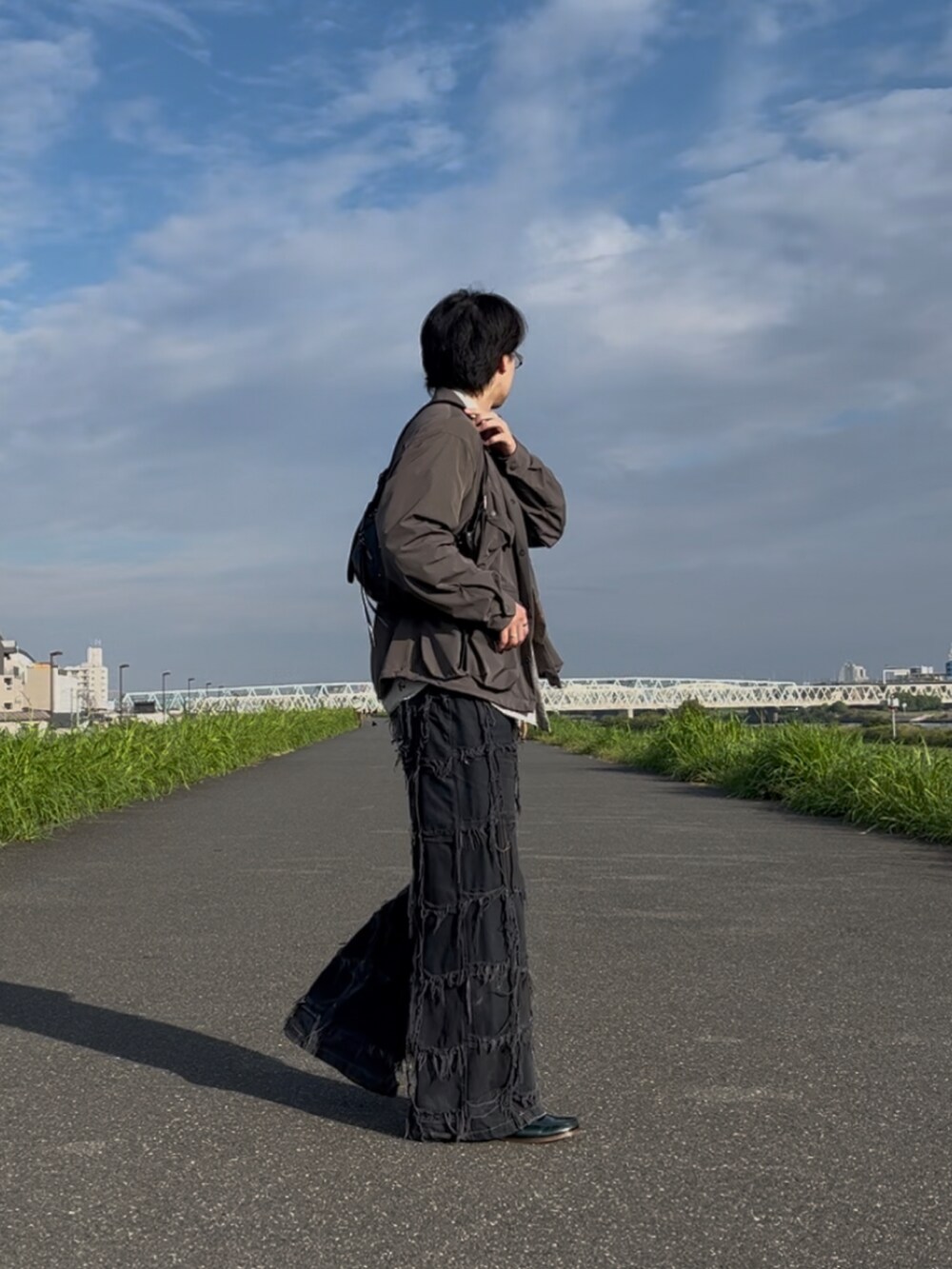 グレー系のシャツ/ブラウス、グレー系のジャケット/アウター、ブラック系のデニムパンツを着用したメンズの秋コーディネートの2枚目の写真