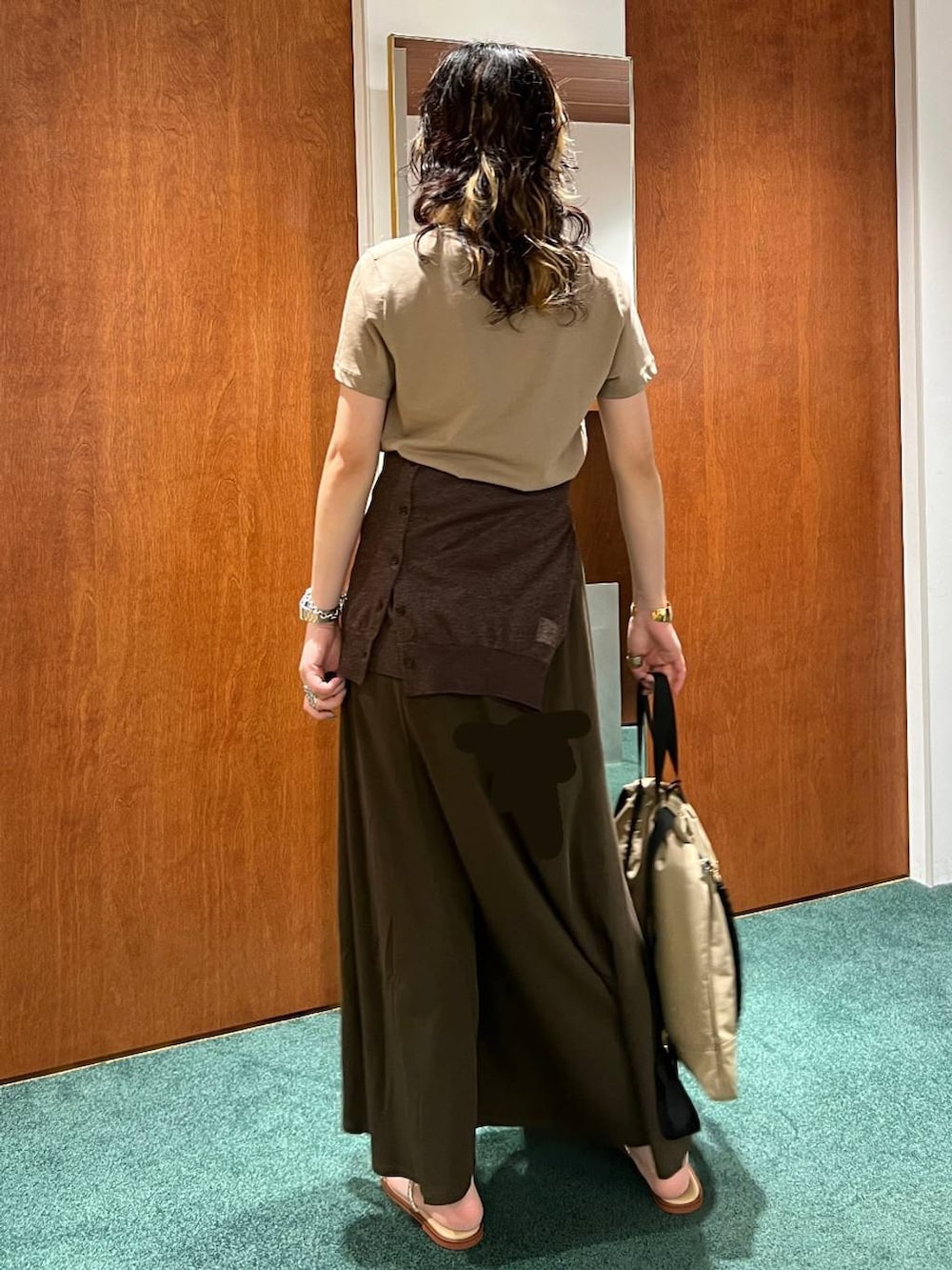 ブラウン系のスカート、ベージュ系のサンダル、ブラウン系のバックパック/リュックを着用したレディースの夏コーディネートの3枚目の写真