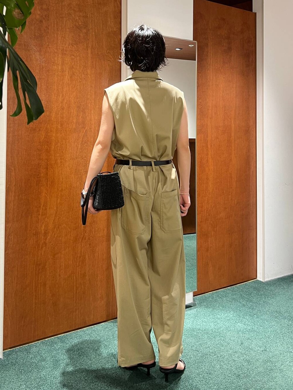 ベージュ系のつなぎ/オールインワン、ブラック系のかごバッグ、ブラック系のサンダルを着用したレディースの春コーディネートの3枚目の写真