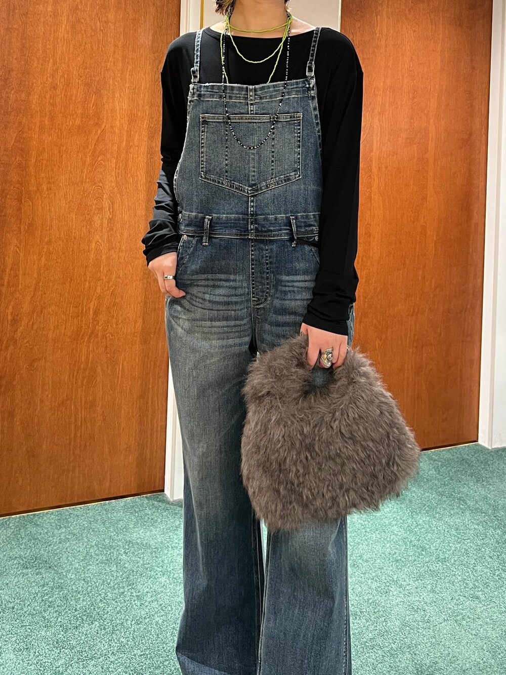 ブルー系のサロペット/オーバーオール、ブルー系のデニムジャケット、ブラック系のTシャツ/カットソーを着用したレディースの夏コーディネートの4枚目の写真