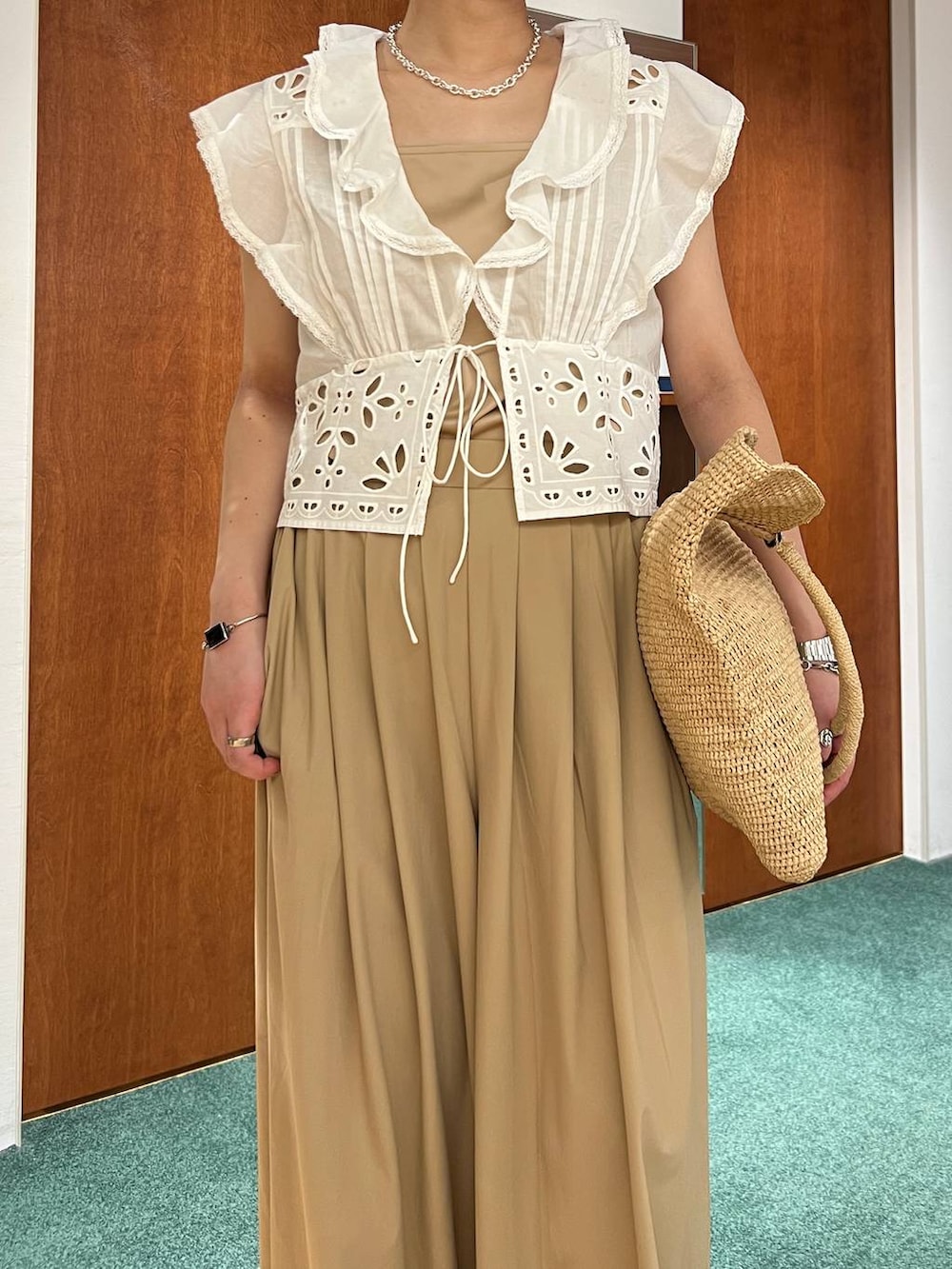 ベージュ系のキャミソール、ホワイト系のシャツ/ブラウス、ベージュ系のその他パンツを着用したレディースの春コーディネートの4枚目の写真