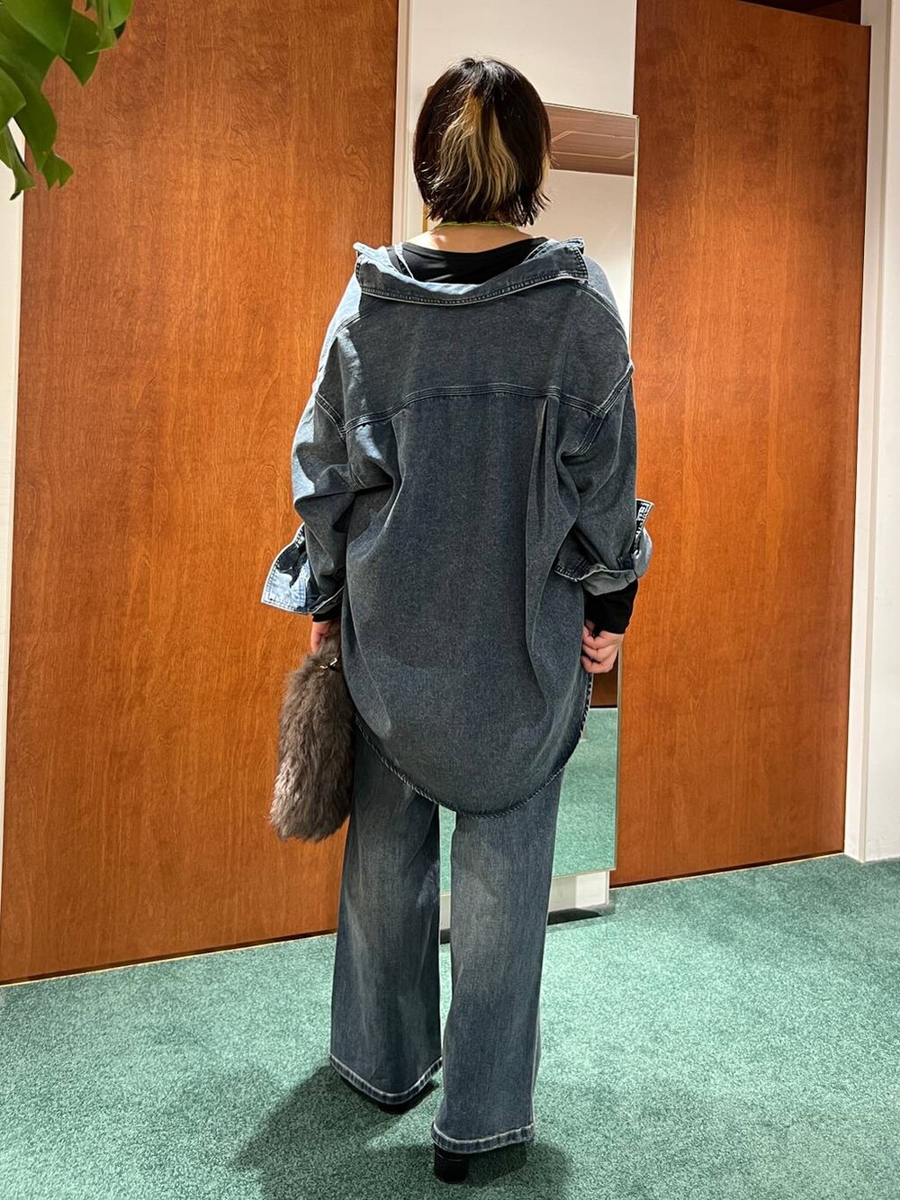 ブルー系のサロペット/オーバーオール、ブルー系のデニムジャケット、ブラック系のTシャツ/カットソーを着用したレディースの夏コーディネートの6枚目の写真