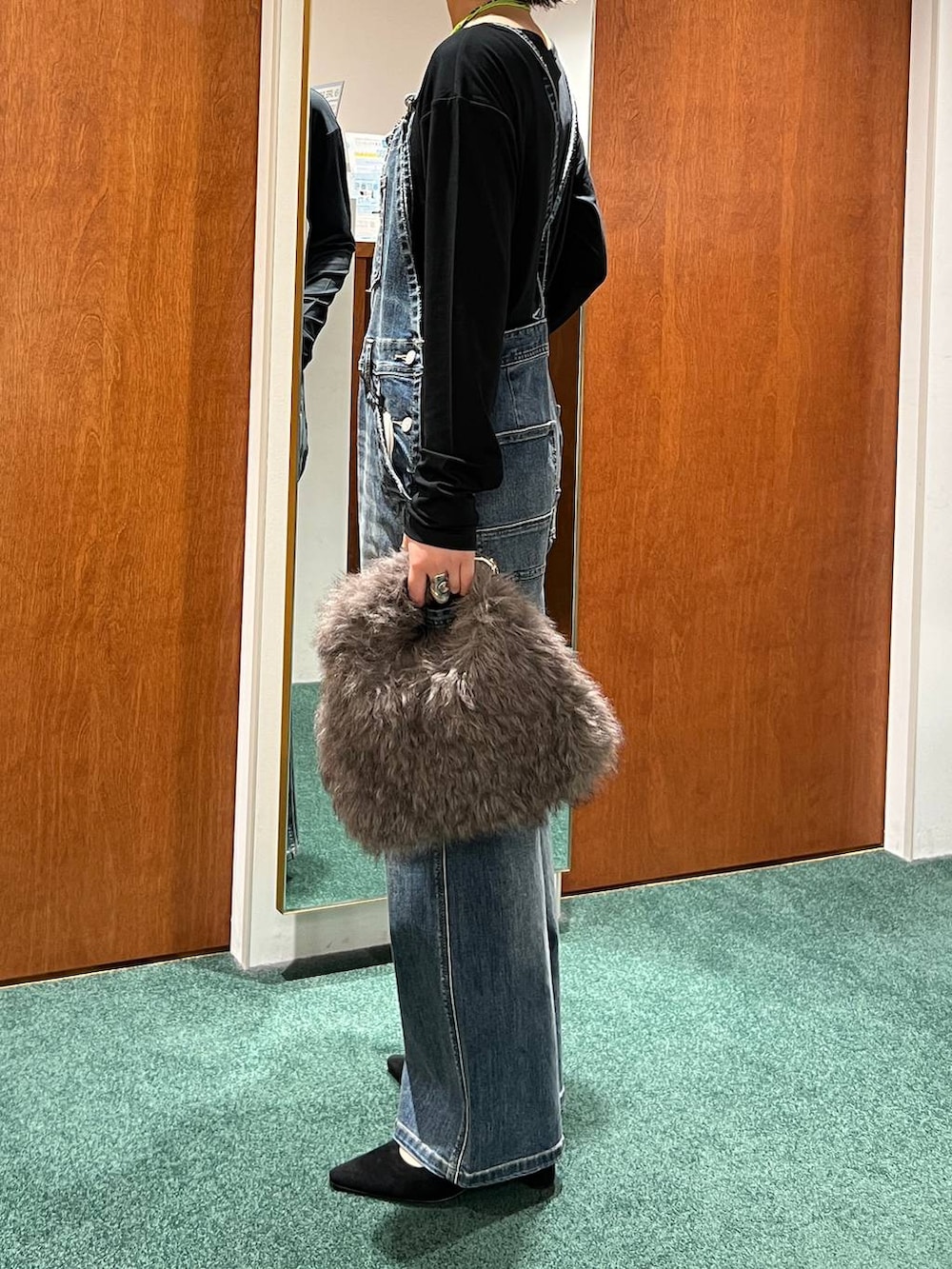 ブルー系のサロペット/オーバーオール、ブルー系のデニムジャケット、ブラック系のTシャツ/カットソーを着用したレディースの夏コーディネートの2枚目の写真