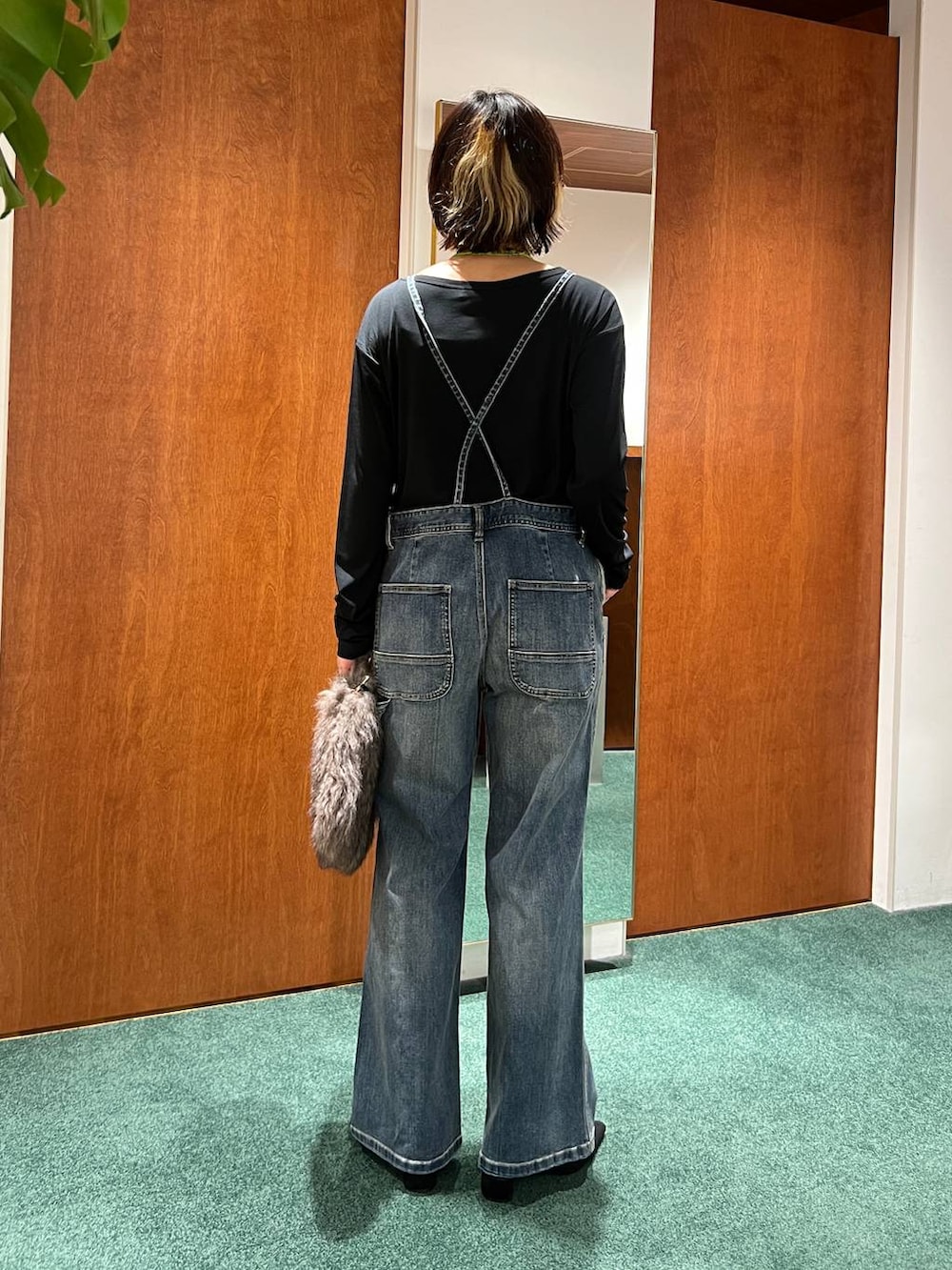 ブルー系のサロペット/オーバーオール、ブルー系のデニムジャケット、ブラック系のTシャツ/カットソーを着用したレディースの夏コーディネートの3枚目の写真