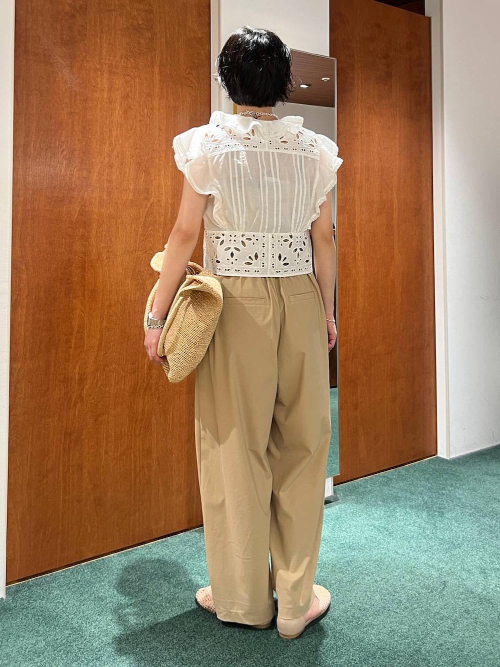ベージュ系のキャミソール、ホワイト系のシャツ/ブラウス、ベージュ系のその他パンツを着用したレディースの春コーディネートの3枚目の写真