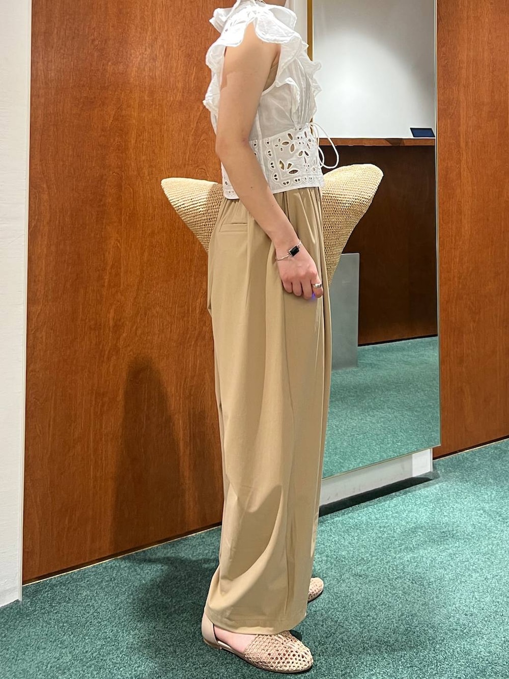 ベージュ系のキャミソール、ホワイト系のシャツ/ブラウス、ベージュ系のその他パンツを着用したレディースの春コーディネートの2枚目の写真