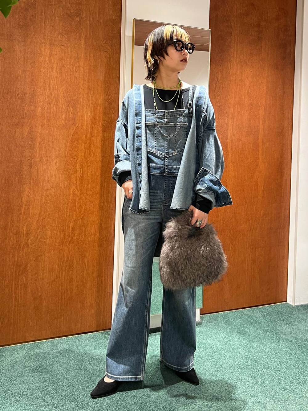 ブルー系のサロペット/オーバーオール、ブルー系のデニムジャケット、ブラック系のTシャツ/カットソーを着用したレディースの夏コーディネートの5枚目の写真