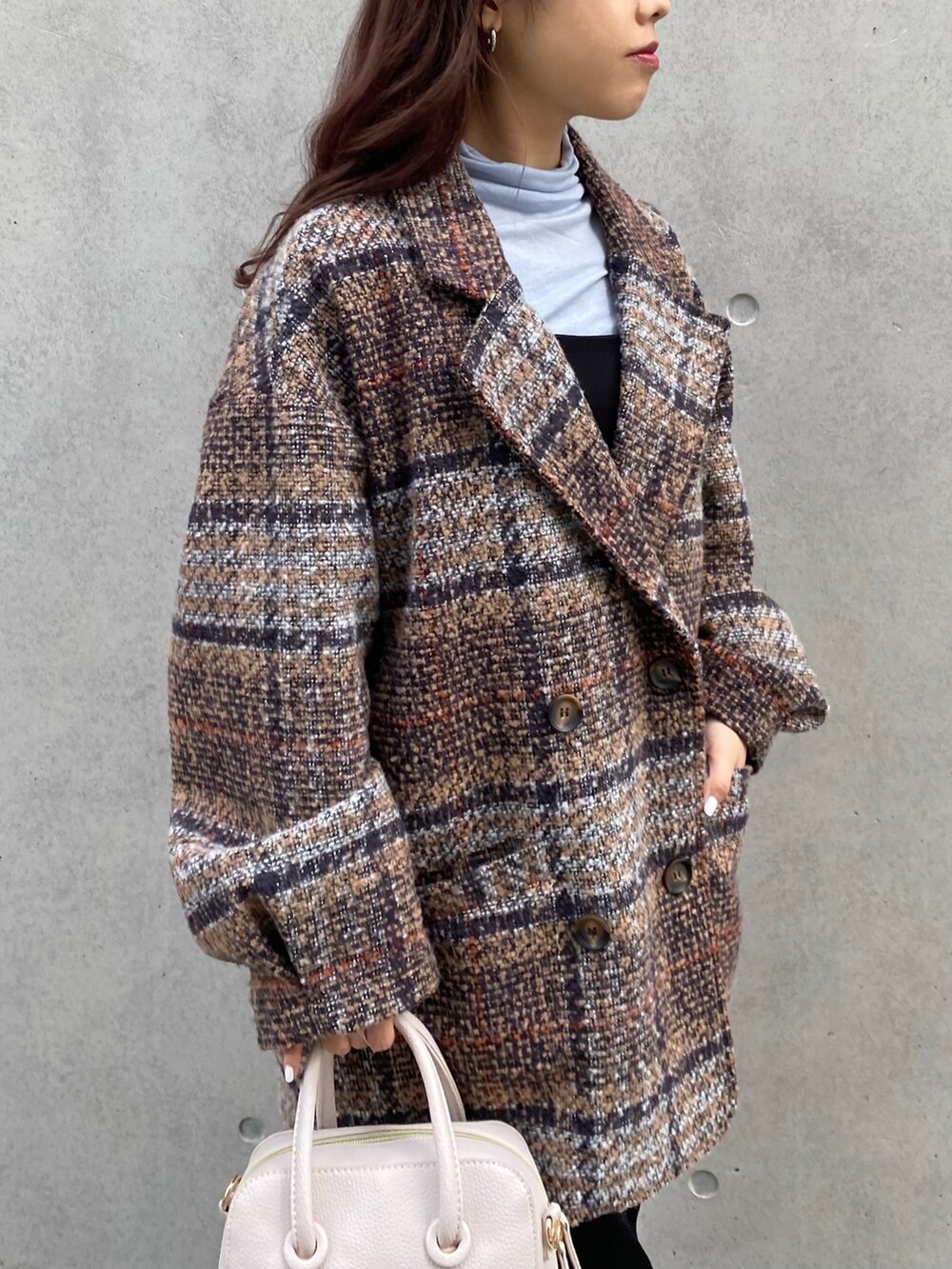 ベージュ系のその他アウター、ブルー系のトップス、ブラック系のワンピース/ドレスを着用したレディースの秋コーディネートの4枚目の写真