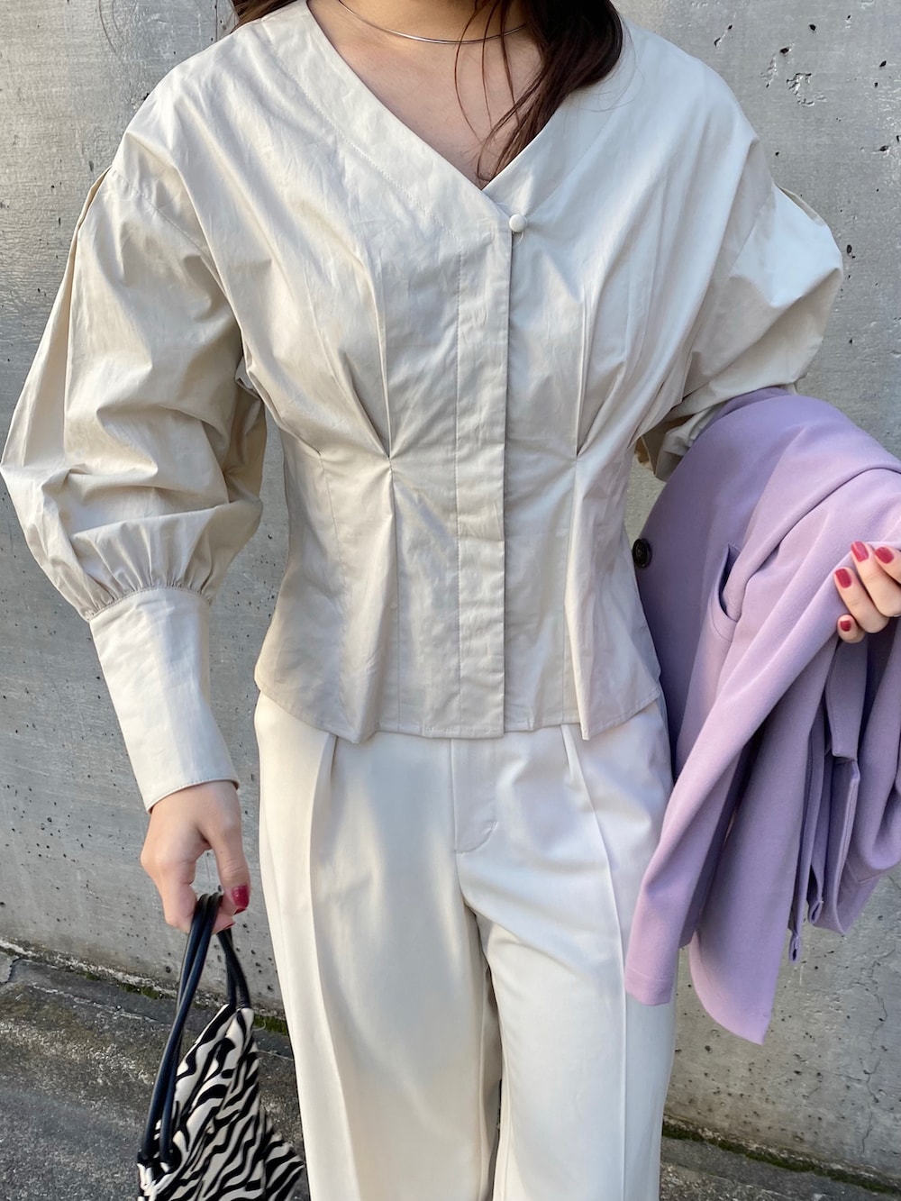 ベージュ系のシャツ/ブラウス、パープル系のテーラードジャケット、グレー系のパンツを着用したレディースの冬コーディネートの4枚目の写真