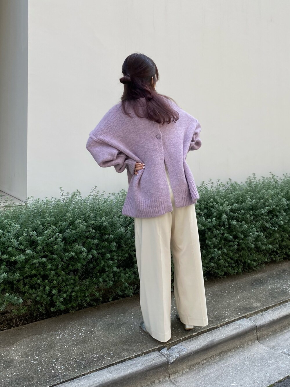 パープル系のカーディガン/ボレロ、ブラック系のバッグ、ホワイト系のパンツを着用したレディースの秋コーディネートの2枚目の写真