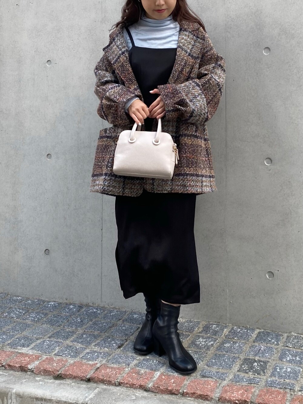 ベージュ系のその他アウター、ブルー系のトップス、ブラック系のワンピース/ドレスを着用したレディースの秋コーディネートの2枚目の写真