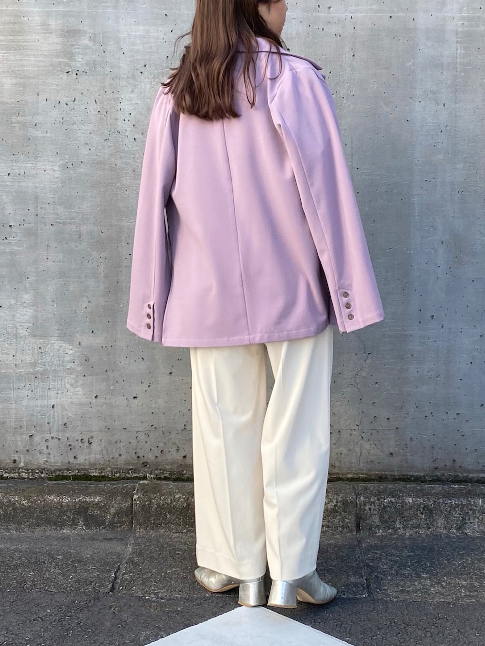 ベージュ系のシャツ/ブラウス、パープル系のテーラードジャケット、グレー系のパンツを着用したレディースの冬コーディネートの3枚目の写真