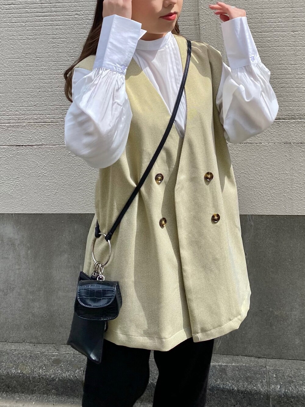 グリーン系のジャケット/アウター、ホワイト系のシャツ/ブラウス、ブラック系のショルダーバッグを着用したレディースの春コーディネートの2枚目の写真