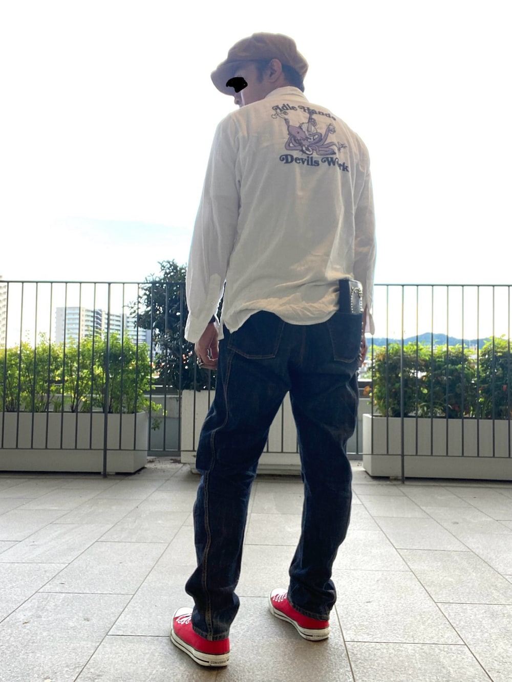 「夏コーデ、春夏コーデ、シンプル、おでかけコーデ、休日スタイル、古着MIX、キャスケット、シャツスタイル、シャツ、刺繍シャツ、ウォレットチェーン、デニム、デニムパンツ、スニーカー、オールスター」｜「不明のアイテム（キャスケット、ベージュ系）」を使った、タニさんさん（メンズ・169cm）の夏コーディネートの2枚目の写真