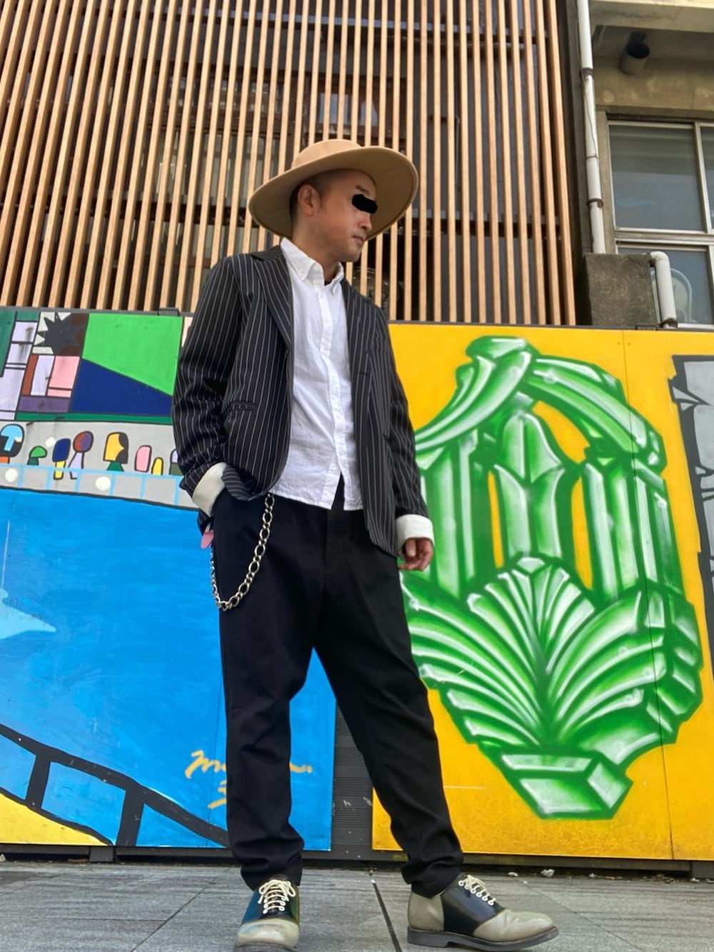 ホワイト系のシャツ/ブラウス、ブラック系のテーラードジャケット、ブラック系のスラックスを着用したメンズの春コーディネートの2枚目の写真