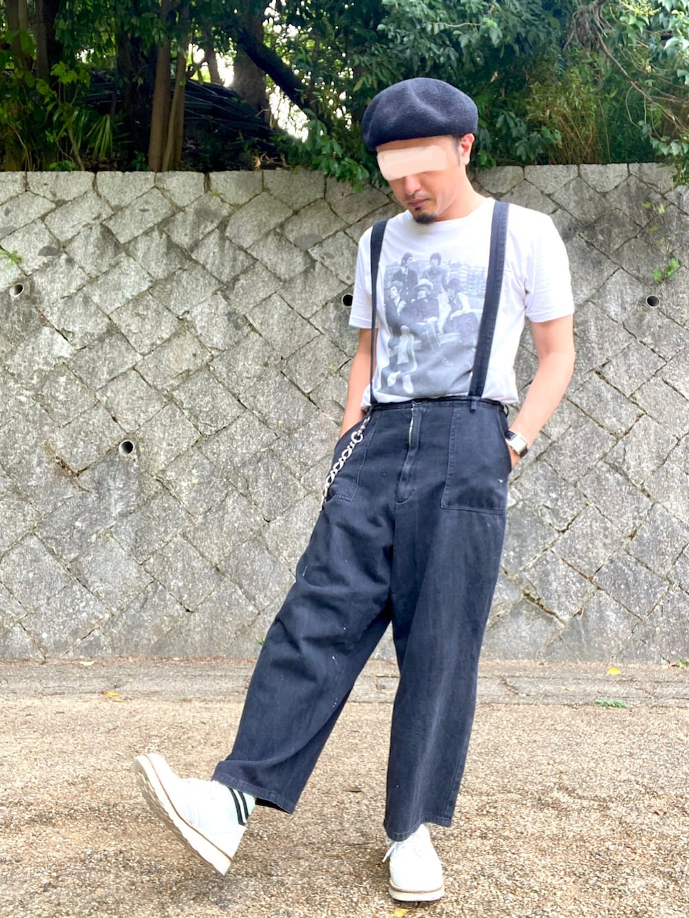 「夏コーデ、きれいめカジュアル、アツいコーデ全部見せ、ベレー帽、Tシャツ、バンドT、THE ROLLING STONES、腕時計、ウォレットチェーン、デニム、ブラックデニム、サスペンダーパンツ、サスペンダー、ドレスシューズ、ウイングチップ」｜「不明のアイテム（ハンチング/ベレー帽、ブラック系）」を使った、タニさんさん（メンズ・169cm）の夏コーディネートの2枚目の写真