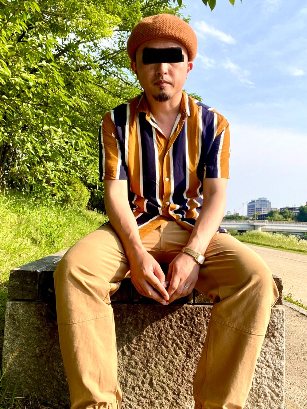 ブラウン系のシャツ/ブラウス、ベージュ系のスニーカー、ベージュ系のチノパンツを着用したメンズの夏コーディネートの2枚目の写真