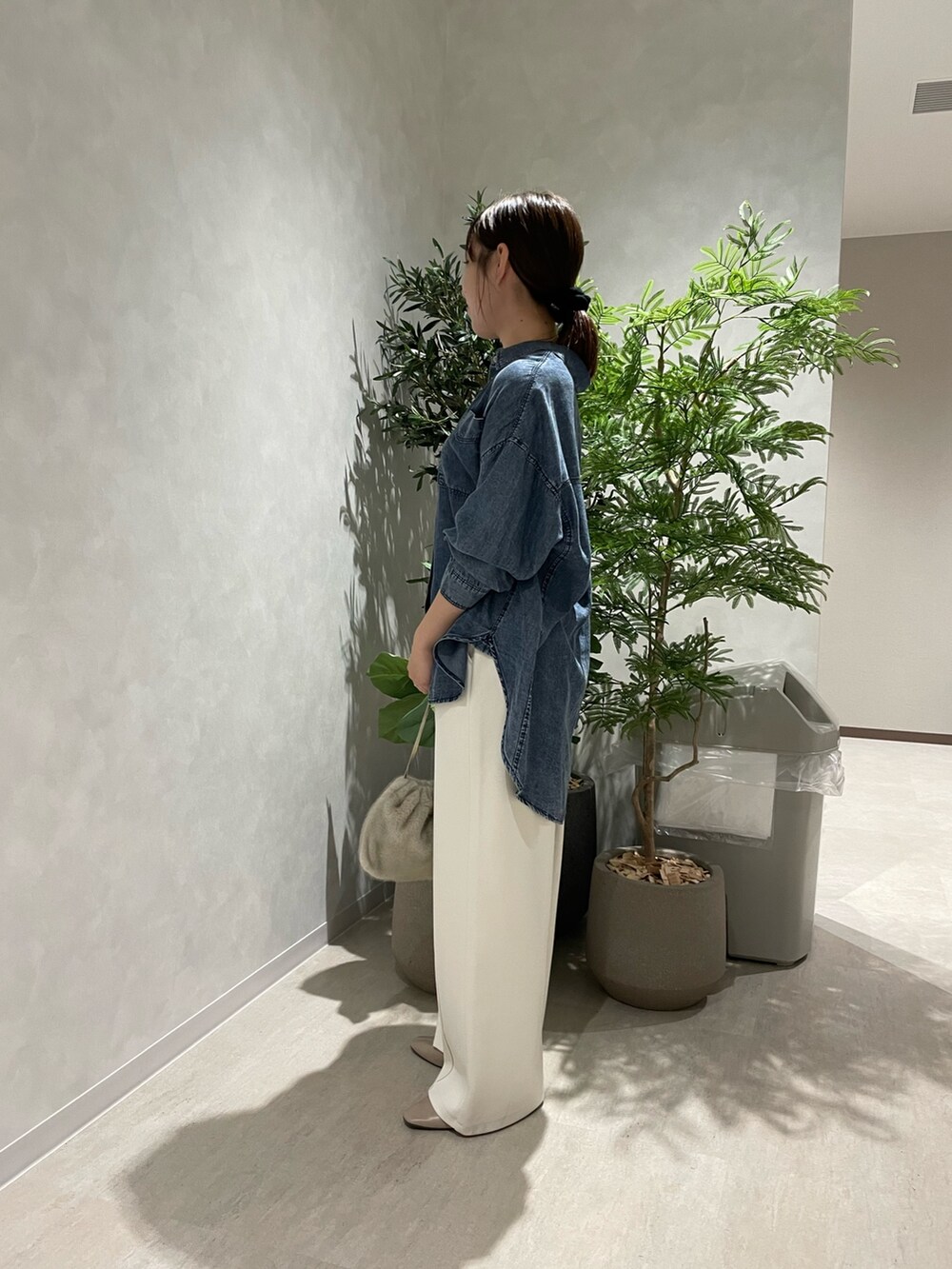 ブルー系のシャツ/ブラウス、ホワイト系のその他パンツ、グレー系のパンプスを着用したレディースの秋コーディネートの2枚目の写真