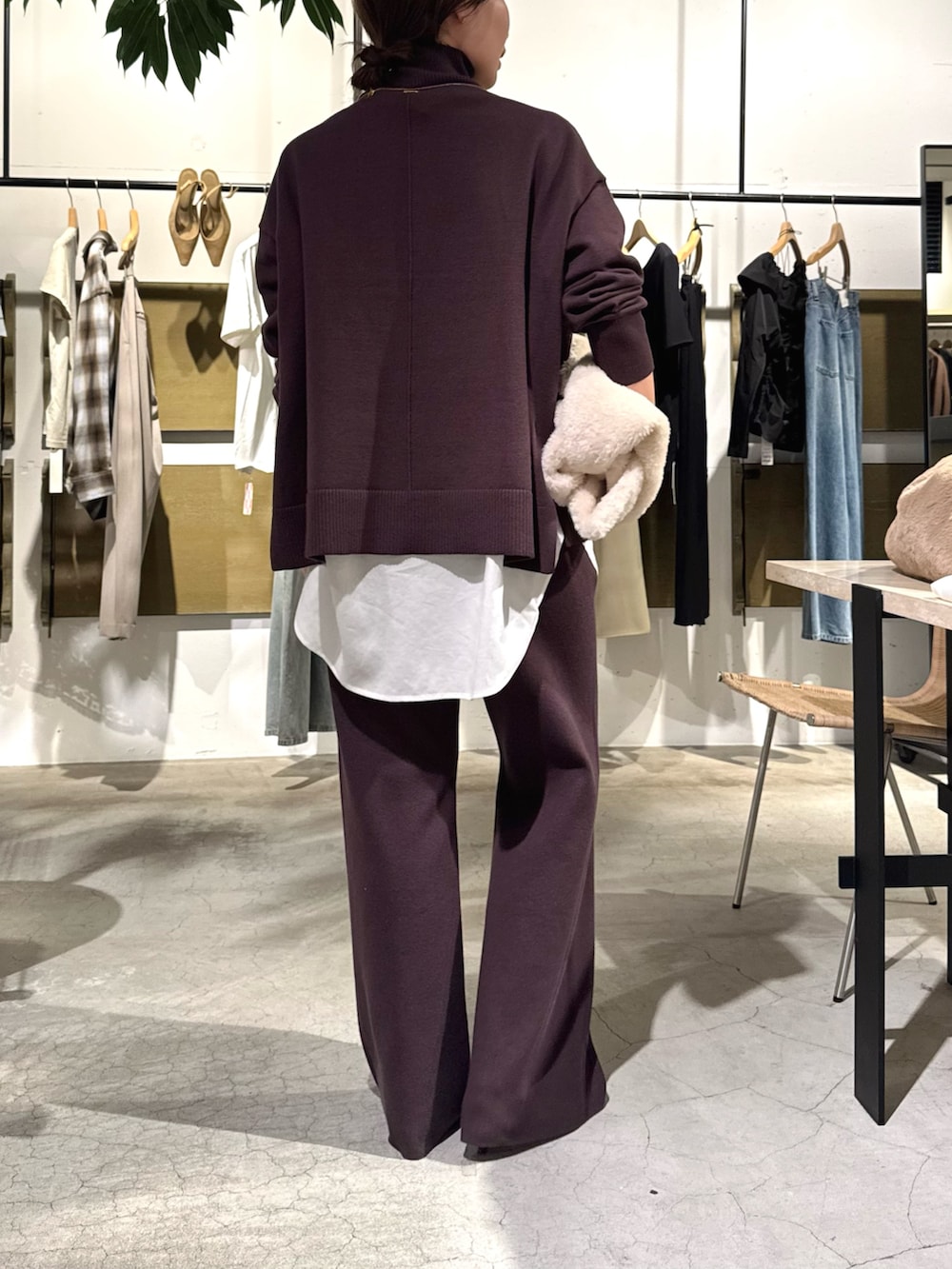 ブラウン系のニット/セーター、ホワイト系のシャツ/ブラウス、ブラウン系のその他パンツを着用したレディースの夏コーディネートの4枚目の写真