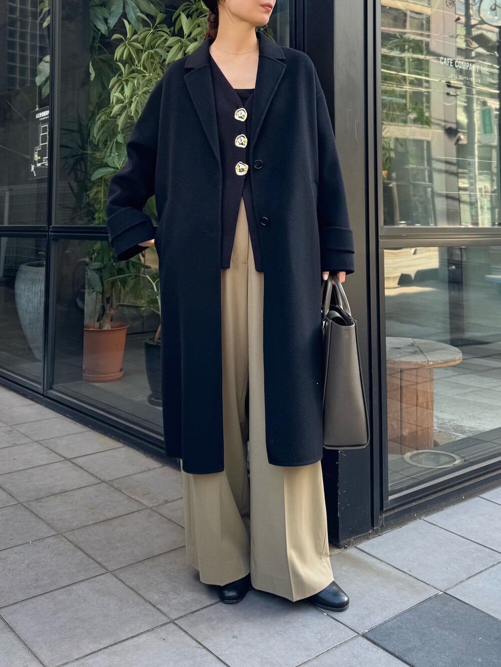 ベージュ系のその他パンツ、グレー系のトートバッグ、ブラック系のニット/セーターを着用したレディースの冬コーディネートの2枚目の写真