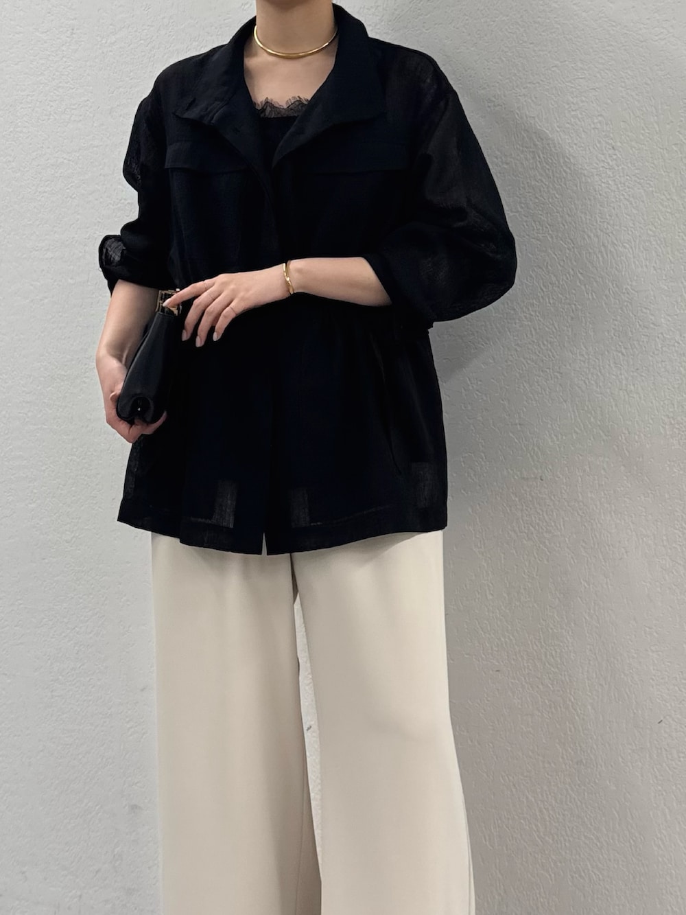 ベージュ系のその他パンツ、ブラック系のシャツ/ブラウス、ブラック系のベストを着用したレディースの春コーディネートの2枚目の写真