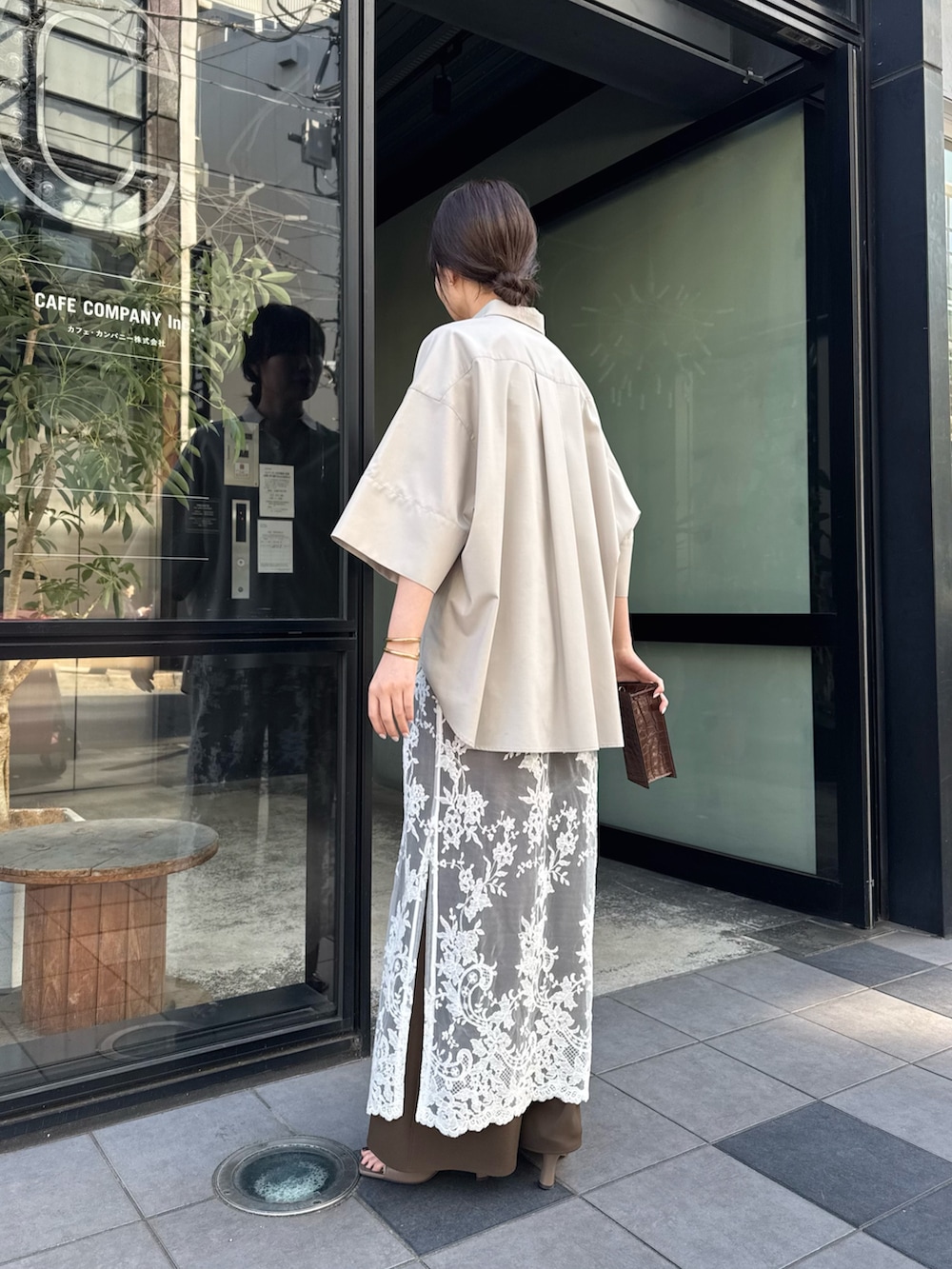 ブラウン系のその他パンツ、ブラウン系のサンダル、ホワイト系のワンピースを着用したレディースの冬コーディネートの3枚目の写真