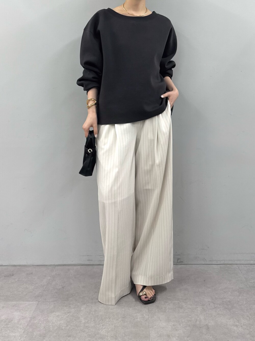 ホワイト系のその他パンツ、ブラウン系のサンダル、ブラウン系のTシャツ/カットソーを着用したレディースの春コーディネートの2枚目の写真