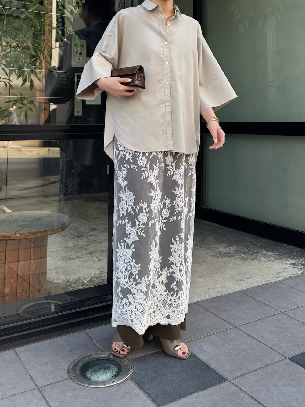 ブラウン系のその他パンツ、ブラウン系のサンダル、ホワイト系のワンピースを着用したレディースの冬コーディネートの2枚目の写真