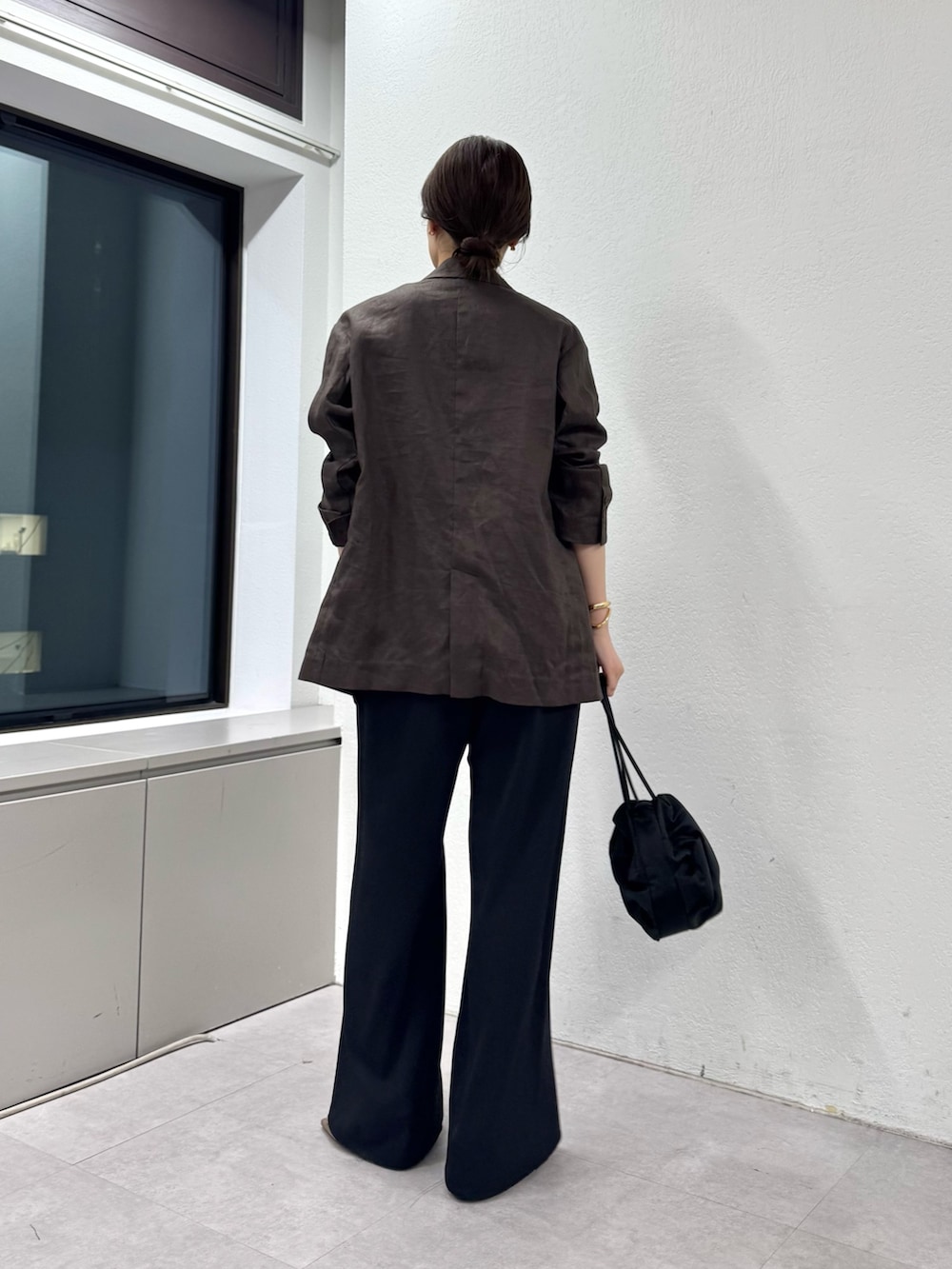 ブラック系のその他パンツ、ブラック系のトートバッグ、ベージュ系のニット/セーターを着用したレディースの冬コーディネートの2枚目の写真