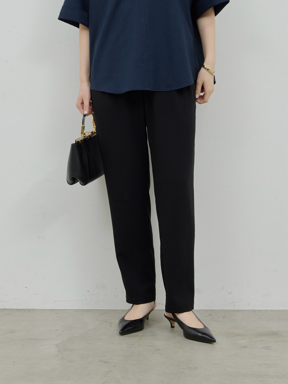 ブラック系のその他パンツ、ブルー系のシャツ/ブラウスを着用したレディースの夏コーディネートの3枚目の写真