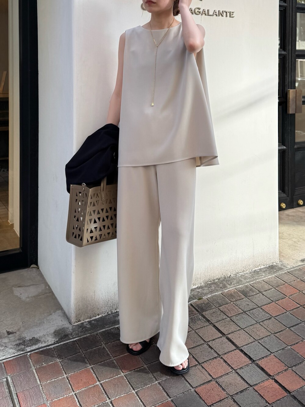 ベージュ系のシャツ/ブラウス、ベージュ系のその他パンツ、ゴールド系のネックレスを着用したレディースの春コーディネートの2枚目の写真