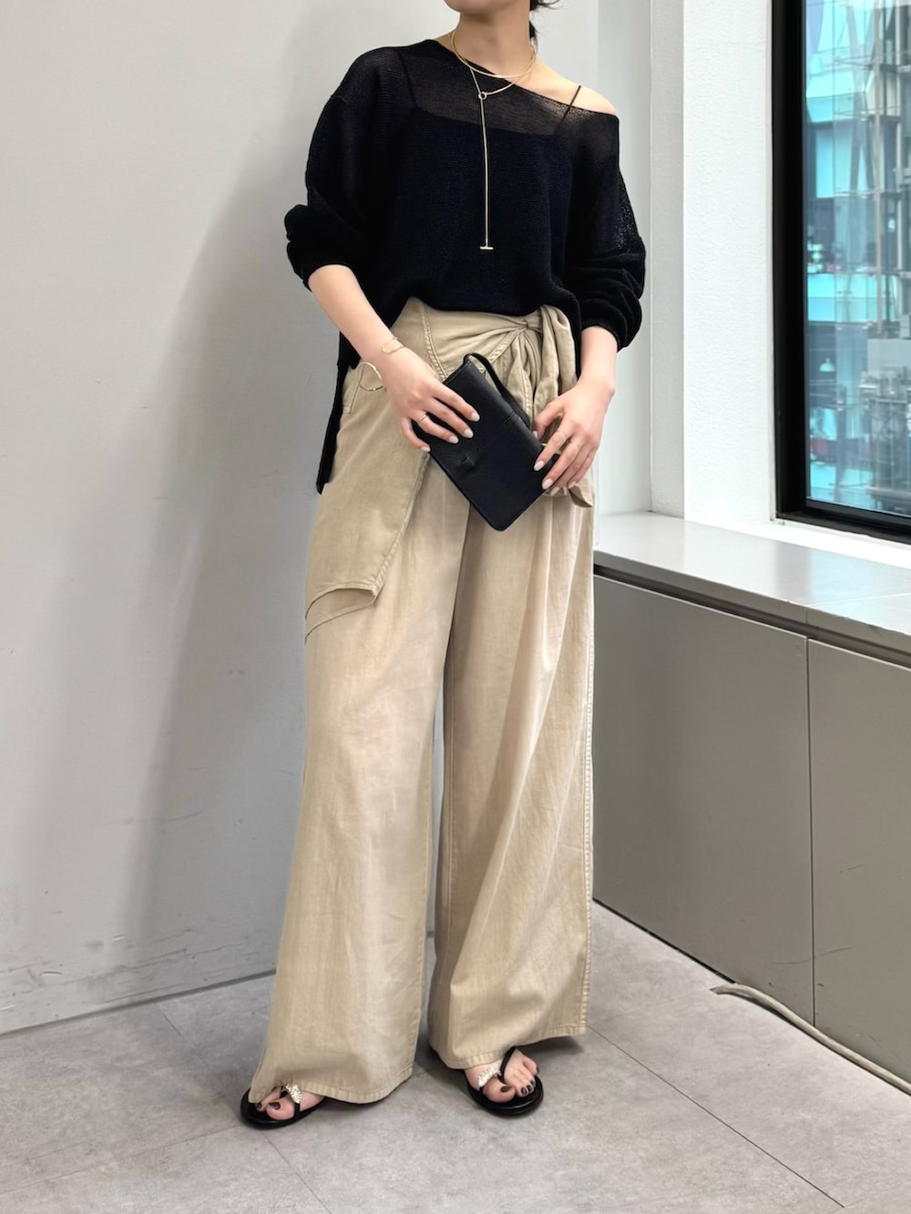 ベージュ系のその他パンツ、ブラック系のニット/セーター、ベージュ系のシャツ/ブラウスを着用したレディースの春コーディネートの2枚目の写真