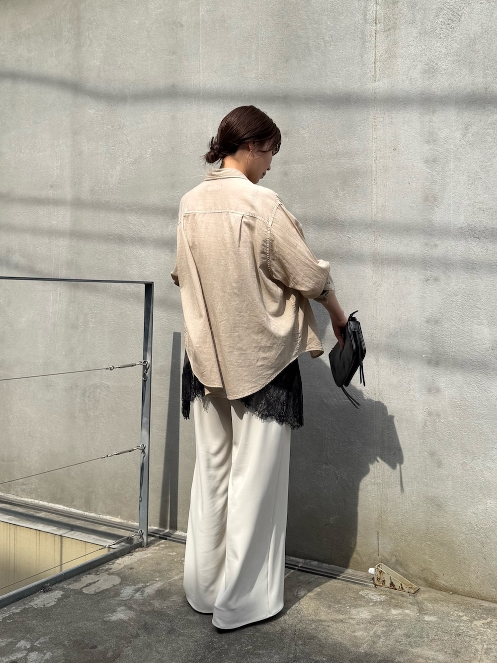 ベージュ系のその他パンツ、ブラック系のシャツ/ブラウス、ベージュ系のシャツ/ブラウスを着用したレディースの春コーディネートの4枚目の写真