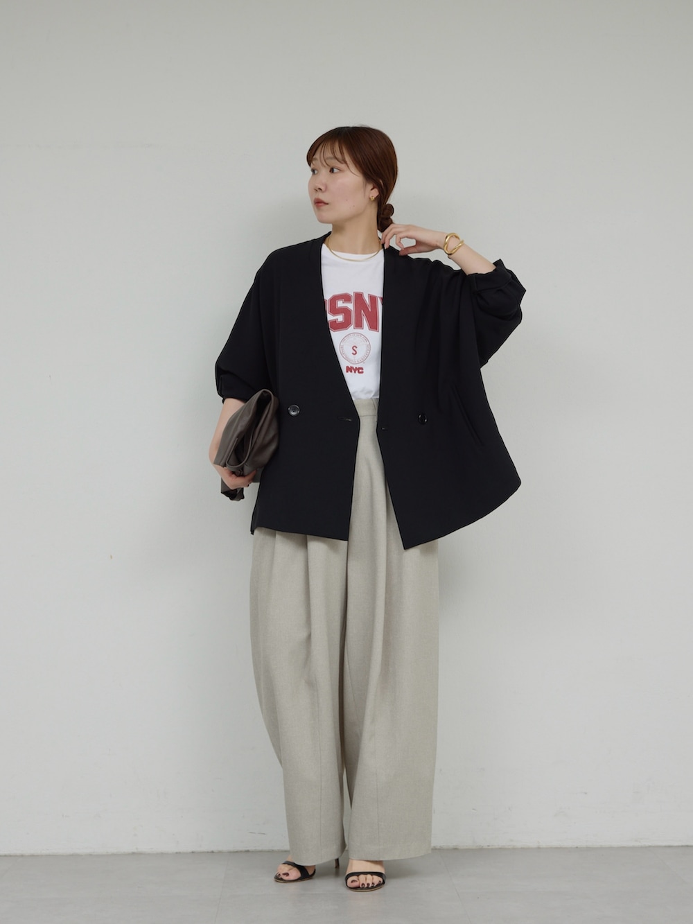 ベージュ系のその他パンツ、ホワイト系のTシャツ/カットソー、ベージュ系のノーカラージャケットを着用したレディースの春コーディネートの2枚目の写真