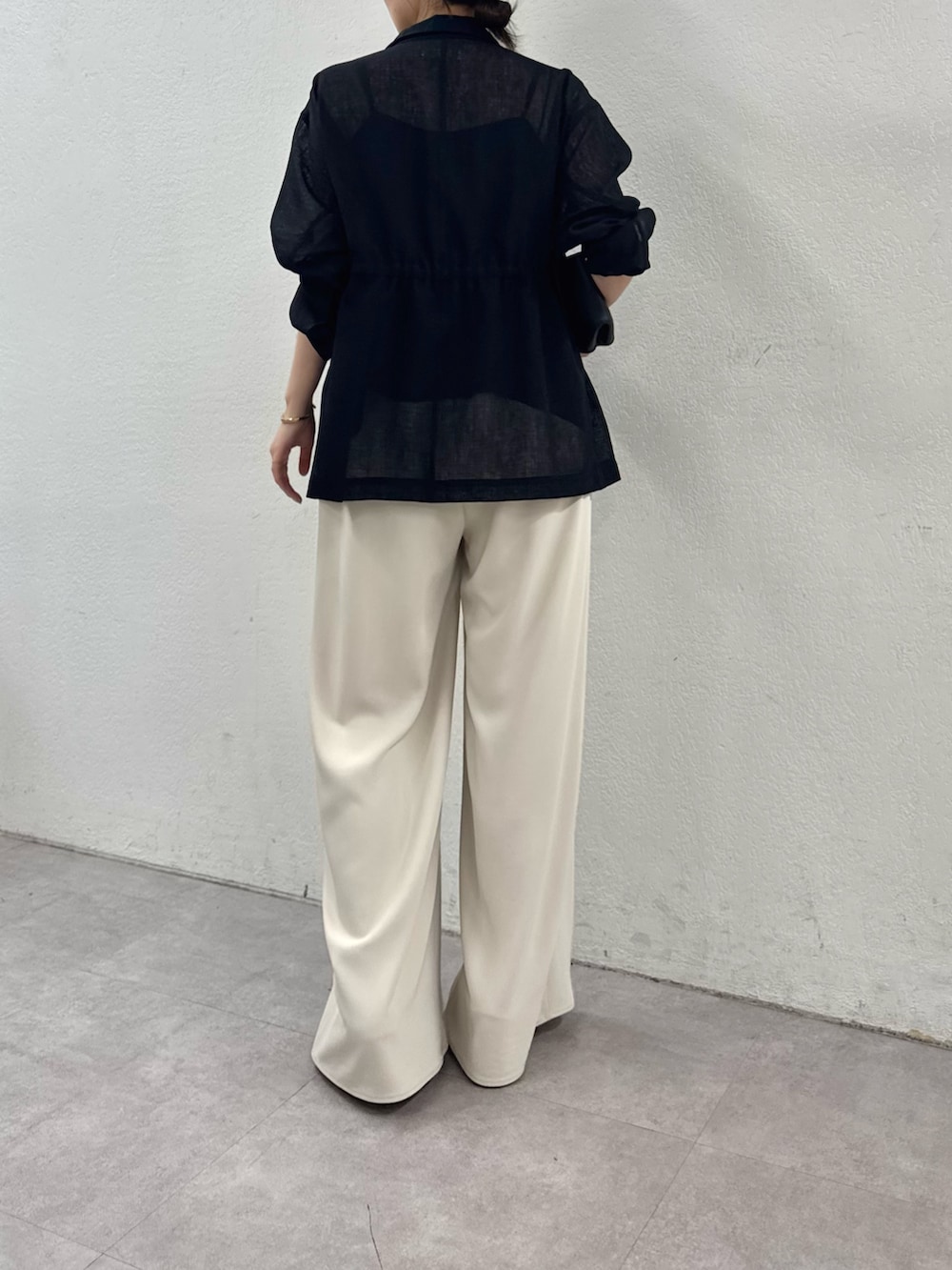 ベージュ系のその他パンツ、ブラック系のシャツ/ブラウス、ブラック系のベストを着用したレディースの春コーディネートの3枚目の写真