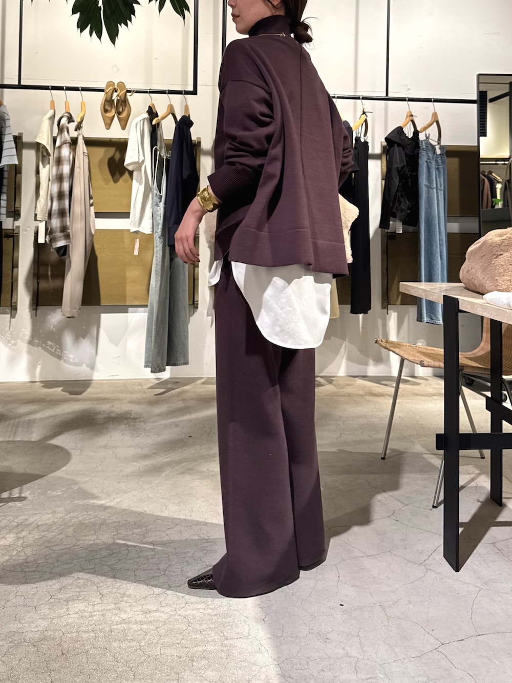 ブラウン系のニット/セーター、ホワイト系のシャツ/ブラウス、ブラウン系のその他パンツを着用したレディースの夏コーディネートの3枚目の写真